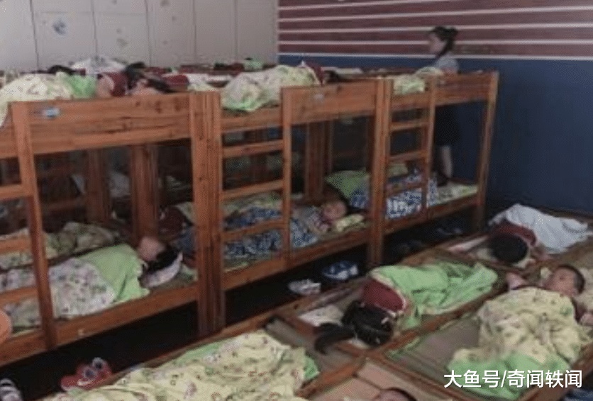 七岁男孩一直上幼儿园，宝妈无奈道出实情，家长们愤怒后泪崩