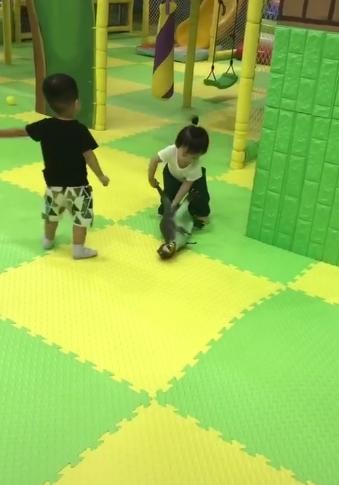 妈妈带女儿到游乐场玩耍，孩子扛起恐龙就走，网友：霸气侧漏