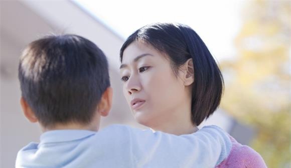 孩子被欺负了，你会怎么做？看看这位妈妈的示范和引导，太机智了