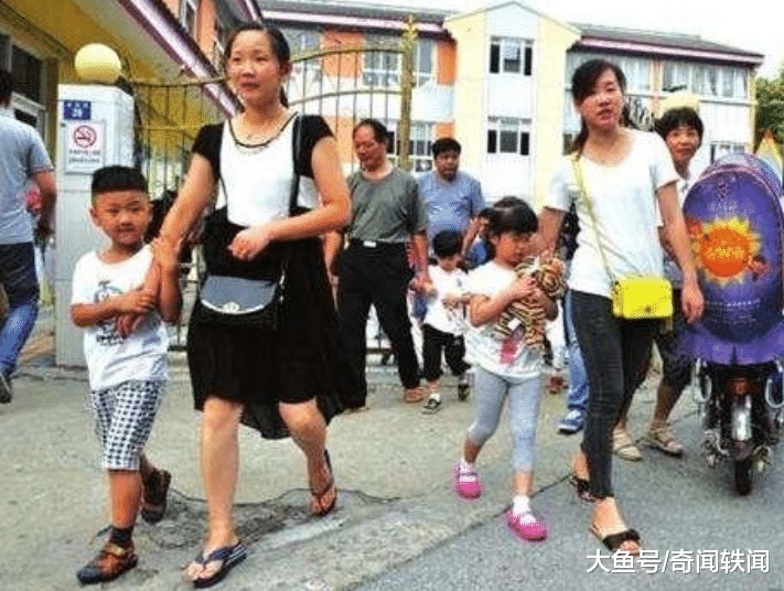 七岁男孩一直上幼儿园，宝妈无奈道出实情，家长们愤怒后泪崩