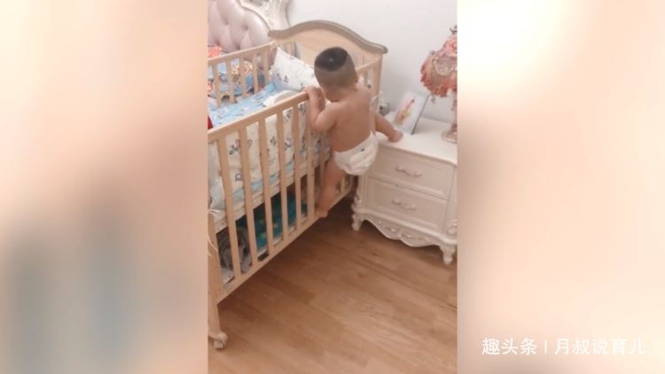 宝宝睡觉都不老实，看到萌娃的动作，真是让人哭笑不得
