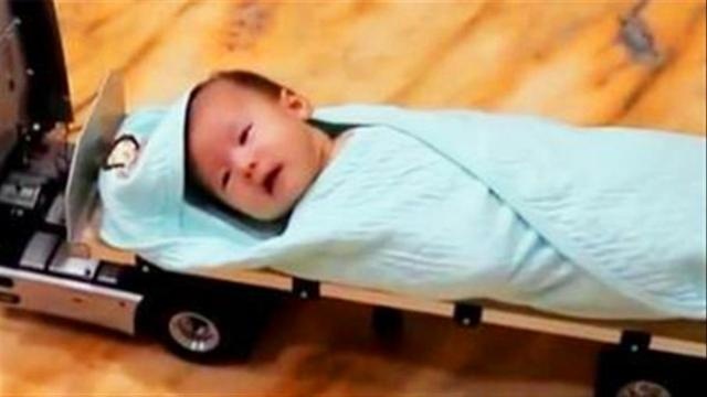 奶爸在家带娃，妈妈不放心临时回家看到的画面，忍不住笑出声
