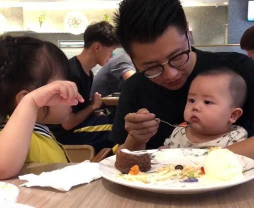 “偏心奶爸”喂娃吃饭火了，儿子：你个糟老头子坏得很
