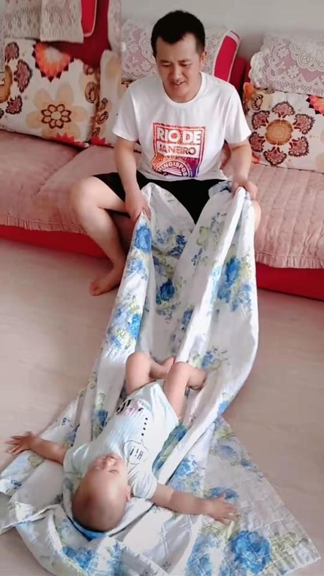 宝宝不肯睡觉，爸爸放大招对付宝宝，网友笑喷：这法子有点费毛毯