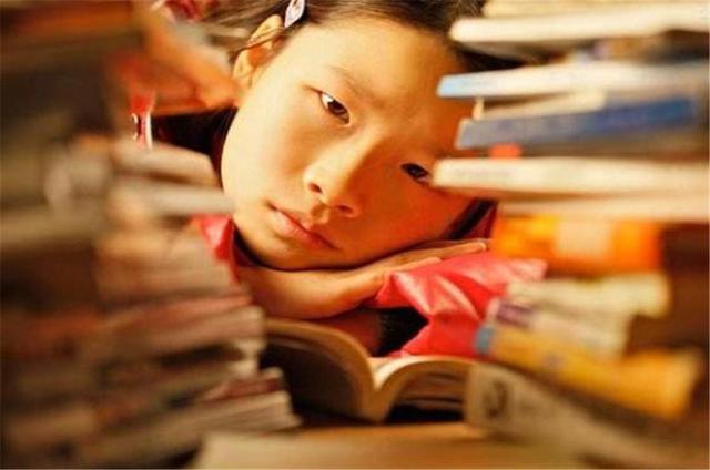 儿子在房间用“替身”写作业，成功骗过妈妈，网友：果然机智