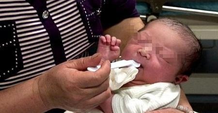 还未满月宝宝脖子“溃烂”, 医生斥责年轻妈妈太粗心!