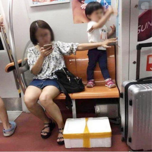 地铁上“熊孩子”和“乖孩子”，素质一目了然，没教养的样子真丑