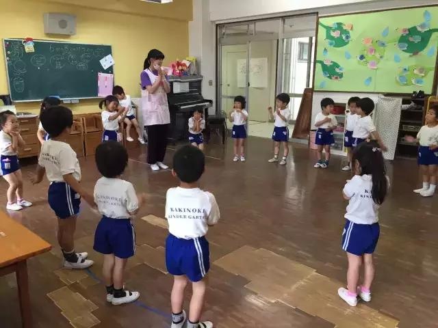 日本幼儿园有多“绝情”？3岁小孩穿衣做针线活，4℃的天还要裸跑
