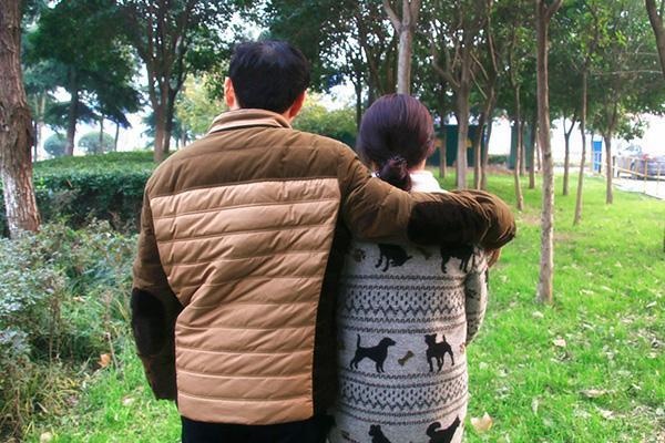 夫妻在一起睡觉，此“动作”可能会影响到健康，甚至是生命