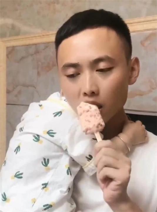 爸爸偷吃被小情人抓现行，小情人的反应，网友直呼：忍不了了