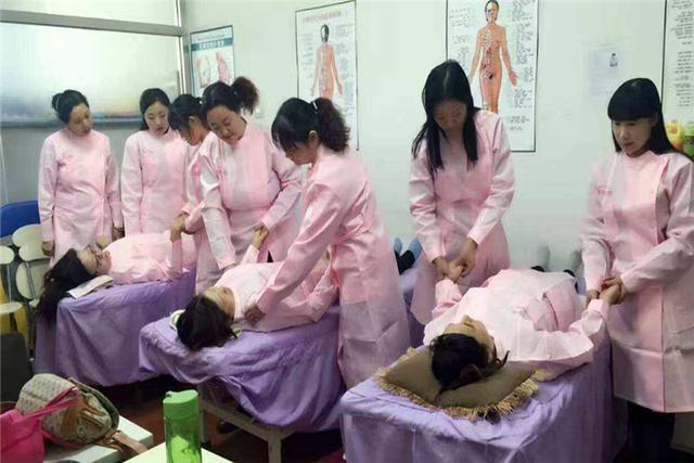 母乳不够催乳师帮忙？被宝妈推崇的男性催乳师，可能没你想那么好