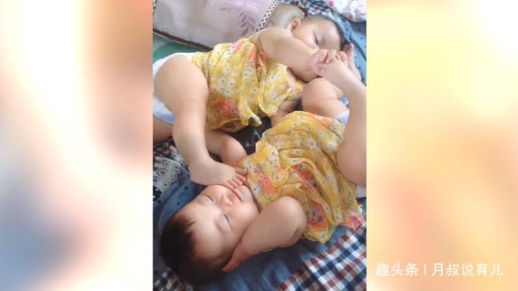 双胞胎女儿在床上打架, 场面真是太可爱，妈妈不知道帮谁真为难