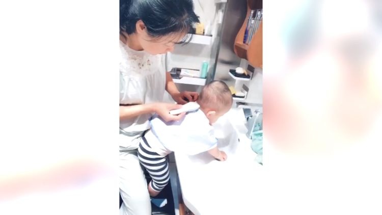 宝妈每次给孩子剪头, 都要让宝宝玩水，这样萌娃会才乖乖配合