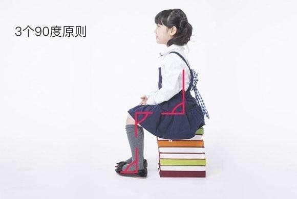 孩子在家“葛优瘫”，妈妈笑说像没长骨头，医生：你说的有道理