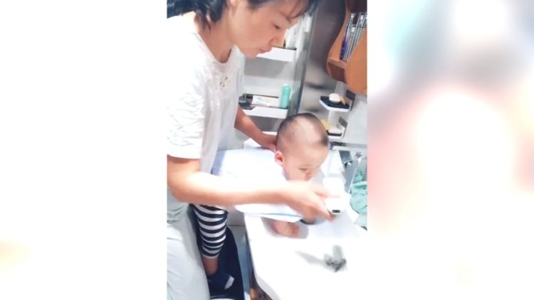宝妈每次给孩子剪头, 都要让宝宝玩水，这样萌娃会才乖乖配合