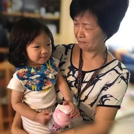 母女平安！杨千霈产下二胎，Q妹手脚长遗传爸爸
