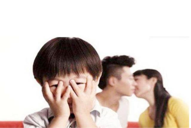 爸爸晚上总是“欺负”妈妈？当着孩子的面，3件事还真不能做
