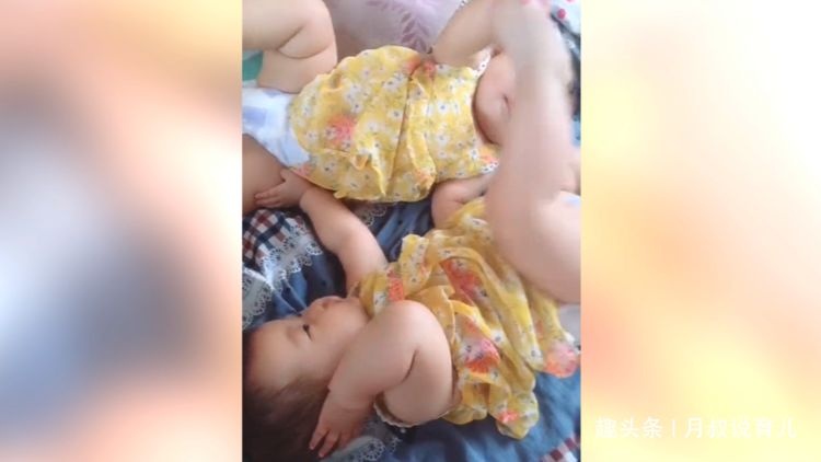 双胞胎女儿在床上打架, 场面真是太可爱，妈妈不知道帮谁真为难