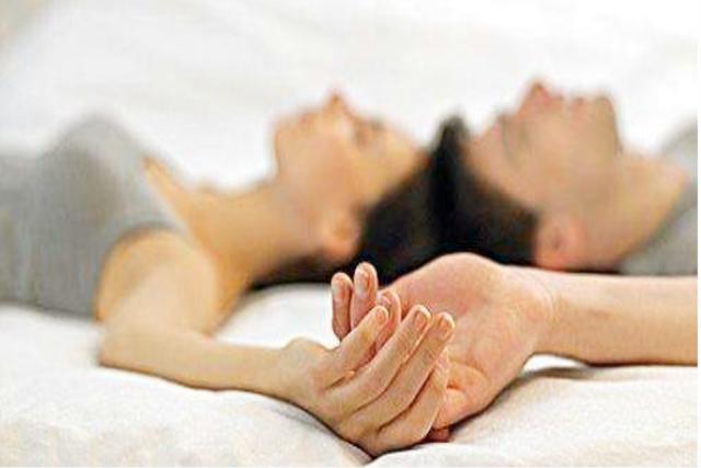 爸爸晚上总是“欺负”妈妈？当着孩子的面，3件事还真不能做