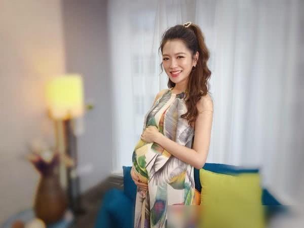 母女平安！杨千霈产下二胎，Q妹手脚长遗传爸爸