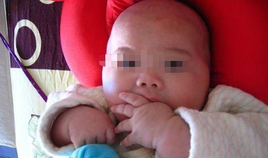 为阻止4个月儿子吃手指, 妈妈的做法, 结果却害了宝宝