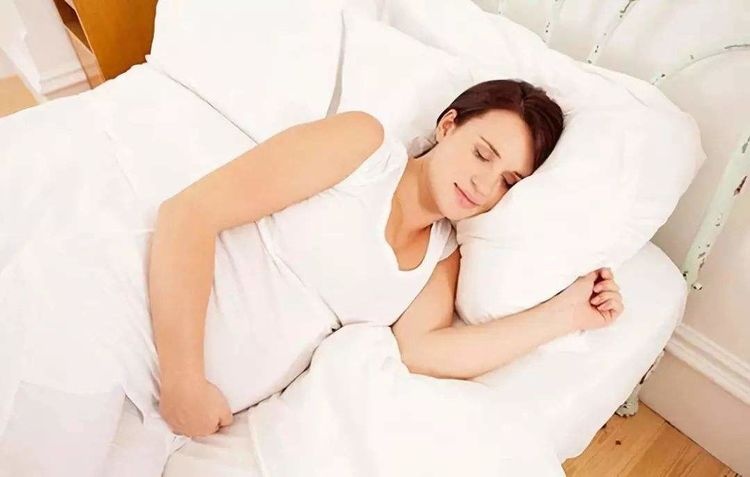 怀孕后妈妈睡觉的3种表现，看上去很正常，对妈妈和宝宝都不好