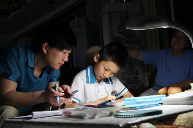 儿子在房间用“替身”写作业，成功骗过妈妈，网友：果然机智
