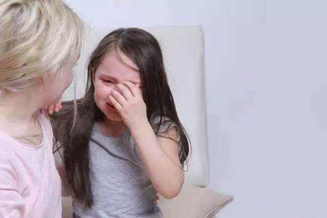 5岁女儿换衣服要躲着妈妈，妈妈不解，推开门的瞬间眼角湿润了