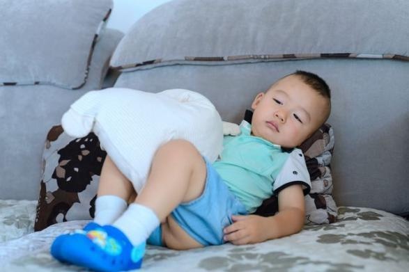 孩子在家“葛优瘫”，妈妈笑说像没长骨头，医生：你说的有道理