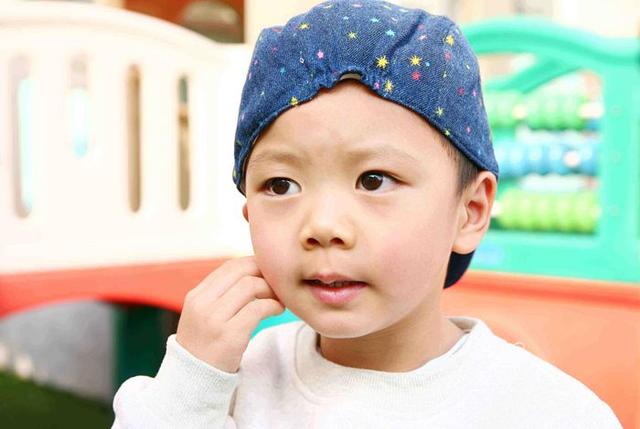 10岁男孩停止长高，身高只有1米5，只因妈妈的一个“好习惯”