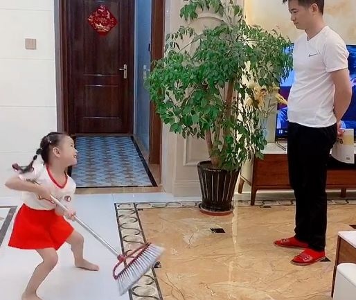 萌娃“挑衅”奶爸瞬间被KO，没什么事是一本暑假作业解决不了的