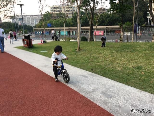 育儿教训：过度保护令运动和语言退化，甚至被吓得坠楼