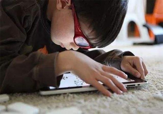 玩手机戒不掉？一不小心得了“斗鸡眼”
