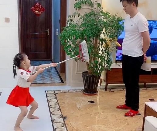 萌娃“挑衅”奶爸瞬间被KO，没什么事是一本暑假作业解决不了的