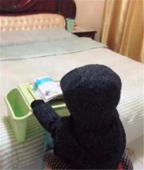 儿子在房间用“替身”写作业，成功骗过妈妈，网友：果然机智