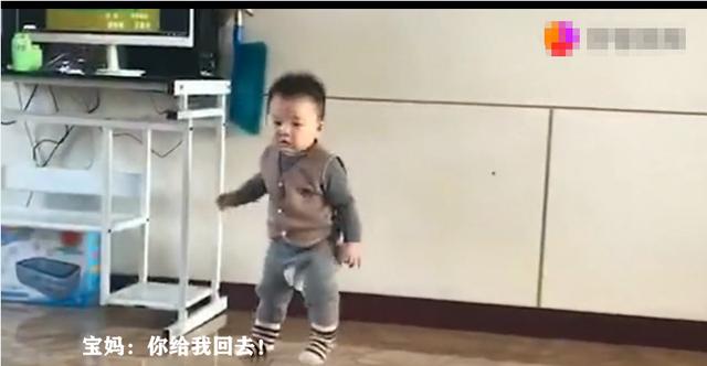 1岁宝宝犯错被妈妈罚站，无辜卖萌看到这表情后，宝妈瞬间消气
