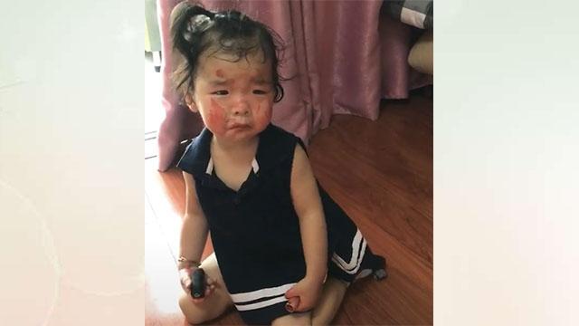 女儿玩坏了妈妈的口红，妈妈很生气，网友的回复扎心了