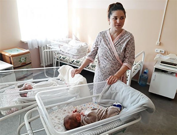 双胞胎姐弟相隔11周出生 原来是妈妈长了2个子宫