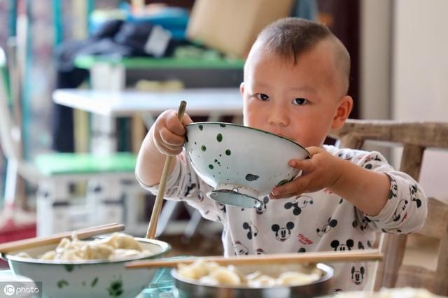 婆婆：为了宝贝的发育，把饭泡在汤里，容易吃又有营养