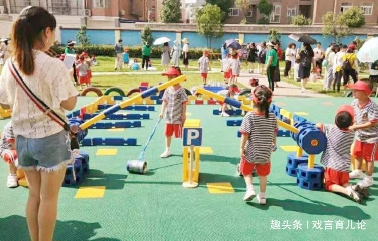 老师给孩子拍吃饭照片，没到一秒就撤回，家长还发现一个严重问题