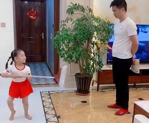 萌娃“挑衅”奶爸瞬间被KO，没什么事是一本暑假作业解决不了的