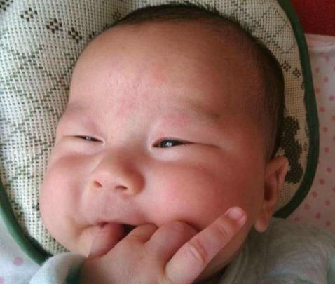 宝宝频繁“吃手”真的是饿吗？这些原因很多人都不知道，宝妈注意