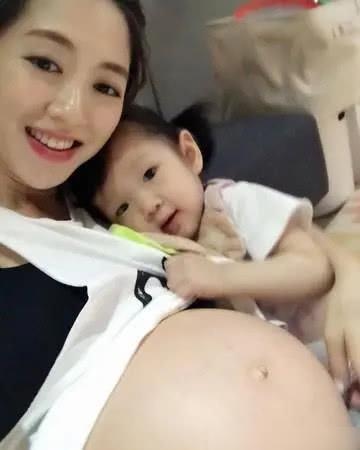 母女平安！杨千霈产下二胎，Q妹手脚长遗传爸爸