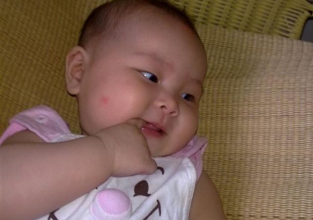 孩子眼巴巴盯着别人冰淇淋被说“穷酸”，宝妈高情商言论化解尴尬