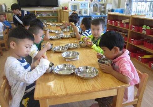 幼儿园收取高昂伙食费，老师手误发出一张照片，家长忍不住了