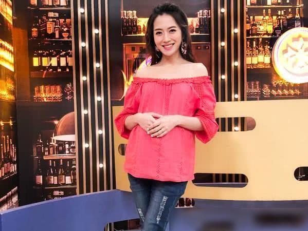 母女平安！杨千霈产下二胎，Q妹手脚长遗传爸爸