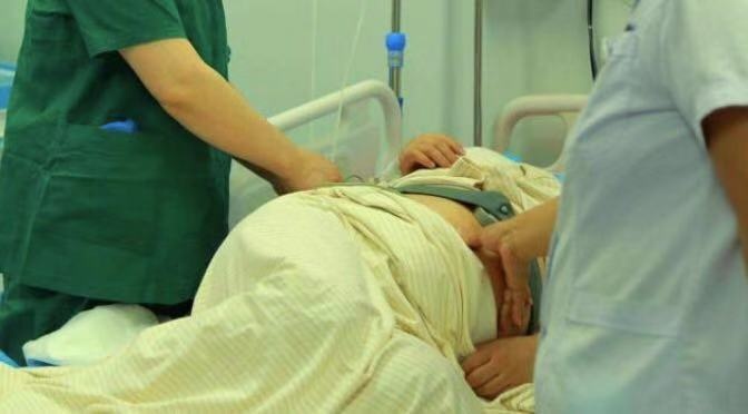 51岁妈妈不顾劝阻，跟风拼二胎，孩子出生后，自家和亲都家乱套了