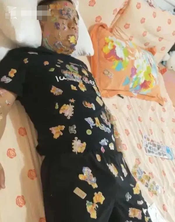 女儿用这招将爸爸“封印”，爸爸一动不敢动，妈妈进来看到后笑喷