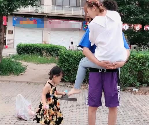 “撒狗粮夫妻”带娃出门火了，爸妈是真爱，孩子什么的纯属意外