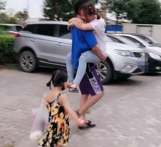 “撒狗粮夫妻”带娃出门火了，爸妈是真爱，孩子什么的纯属意外